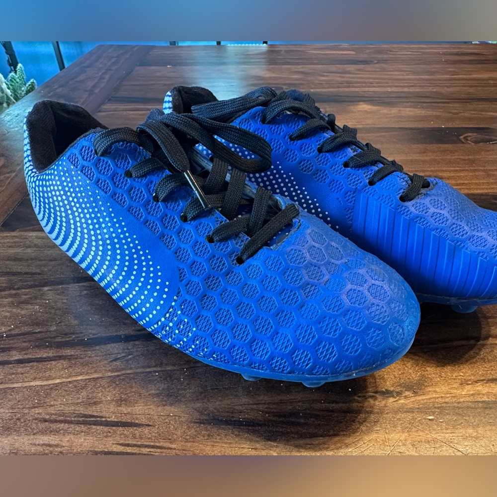 Vizari Soccer Cleats - Kids Size 2.5Y